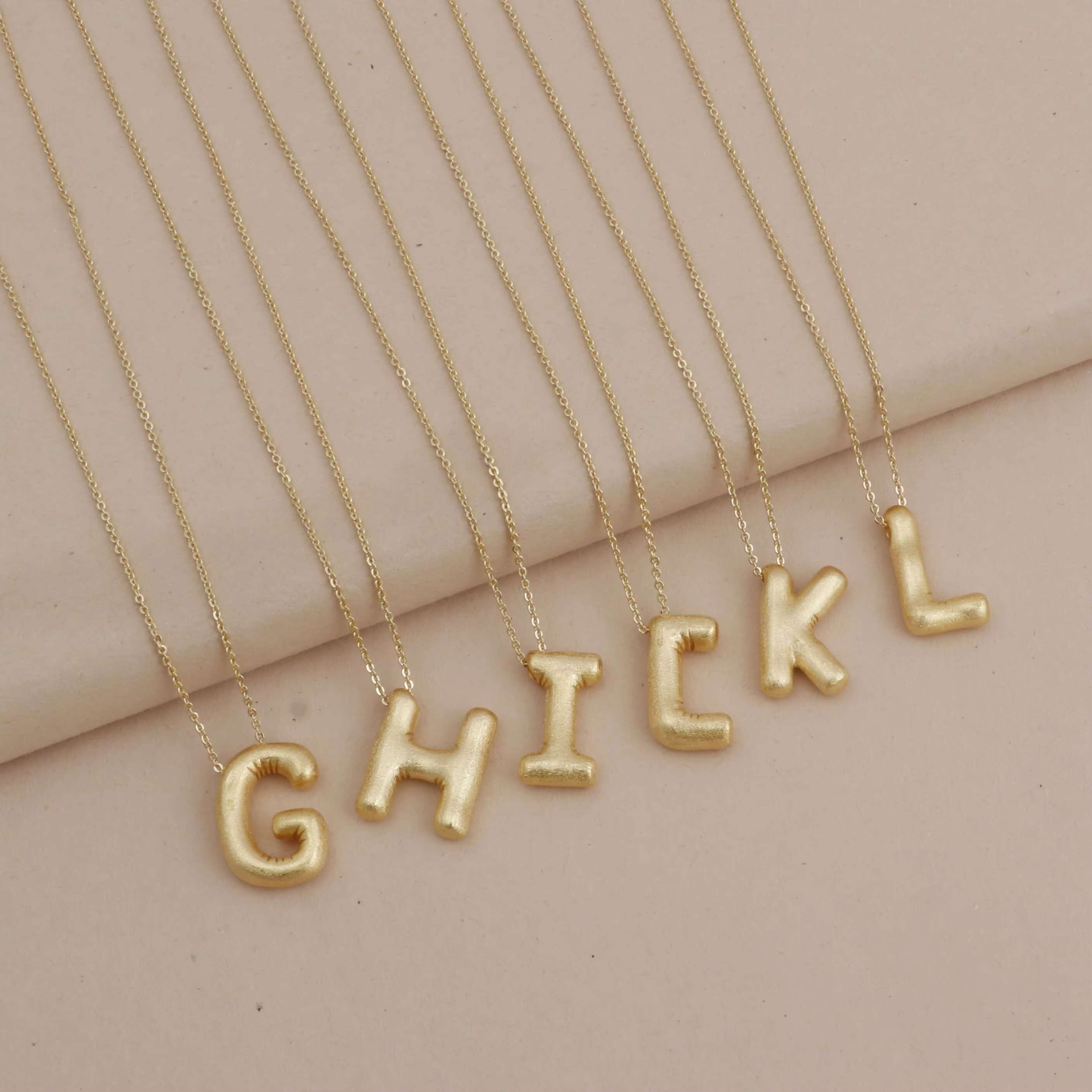 The R short chubby famous designer brand is the initial gold pendant necklace and gold-plated letter earrings for women