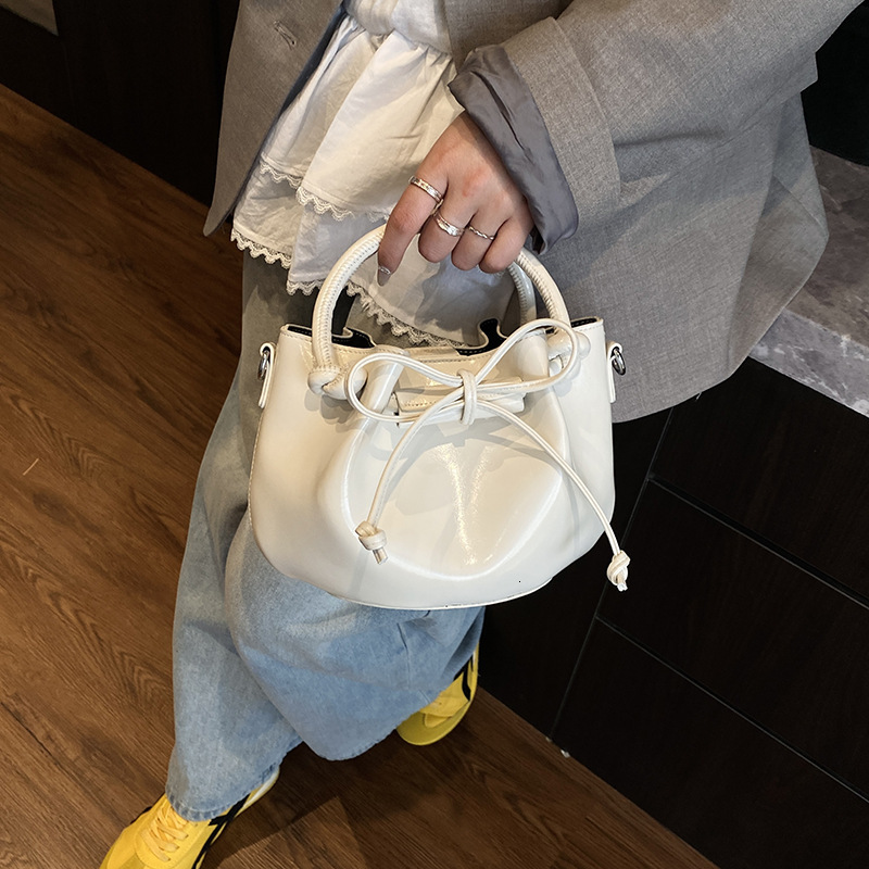 This year's popular bags include Korean style fashion solid color single shoulder stylish versatile handbags, and women's handbags