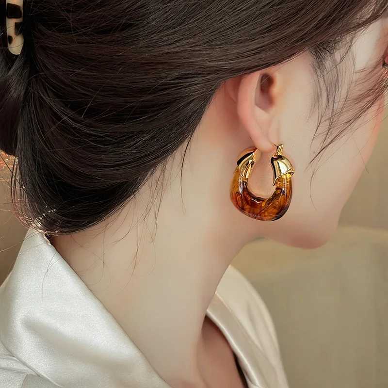 European And American Retro Brown Resin Letter U-shaped Geometric Hoop Earrings For Women Fashion Simple Metal Jewelry Gifts Y250510