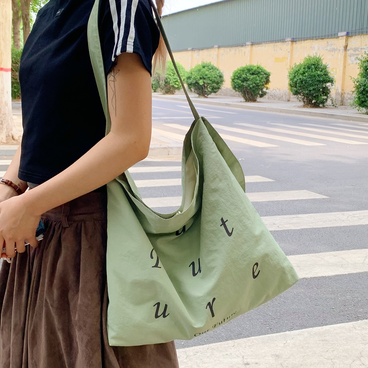 Fashion niche hand-held tote women's 2025 summer new large capacity shoulder trendy versatile crossbody bag