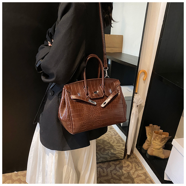 2025 New Fashionable Women's Shoulder Bag Designer Luxury Crocodile Leather Texture Metal Lock Handbag Practical Flip Commuter Crossbody Bag Stor