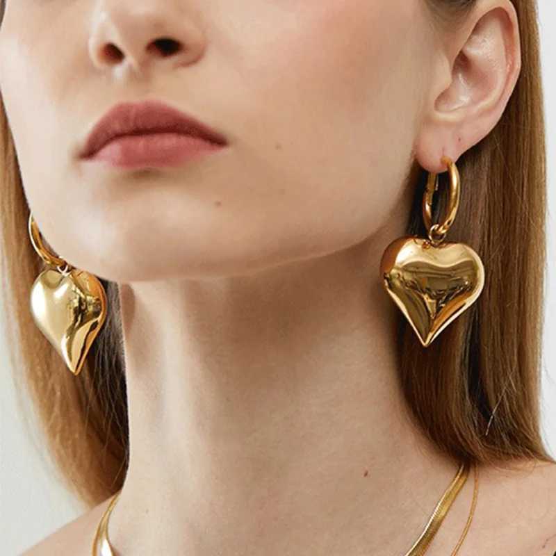 Retro Relief Heart Shape Earrings Elegant Embossed Gold Color Heart Shape Alloy Stud for Women Fashion Jewelry Party Gift Y250510