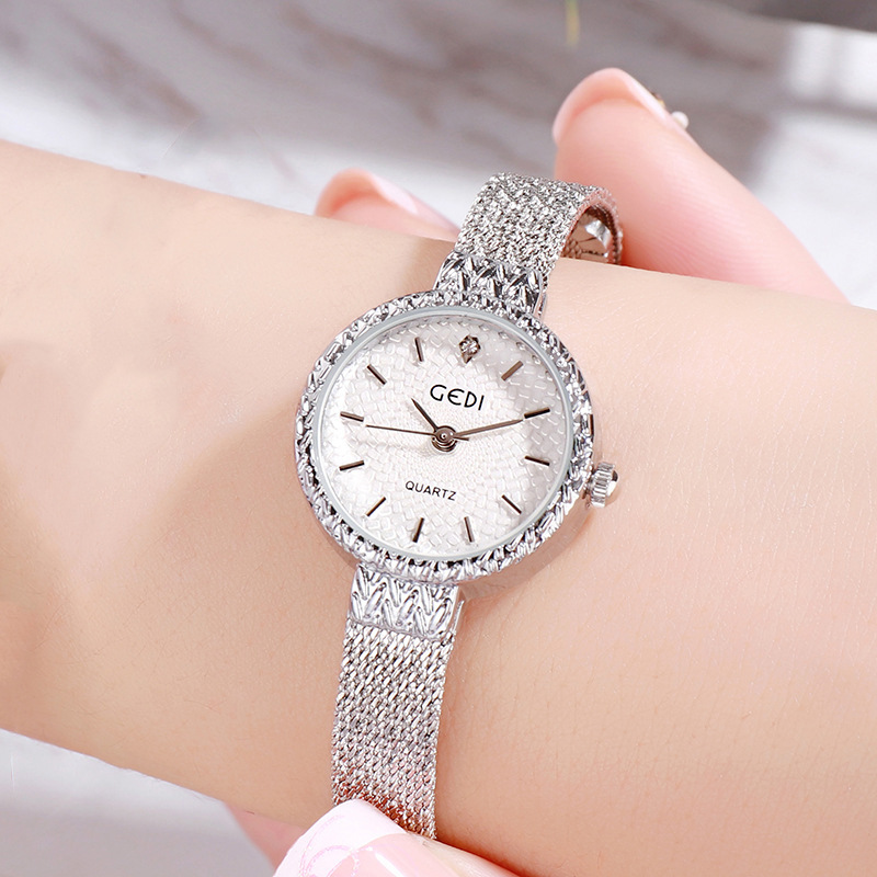 The GEDI Sen-style retro alloy strap women's watch is a dazzling and multi-colored wristwatch with a fashionable and artistic school style X24110