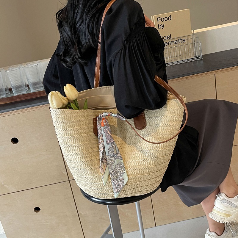 2025 new straw bag designer women's large capacity new vacation beach grass woven commuting bucket bag vegetable basket tote bag
