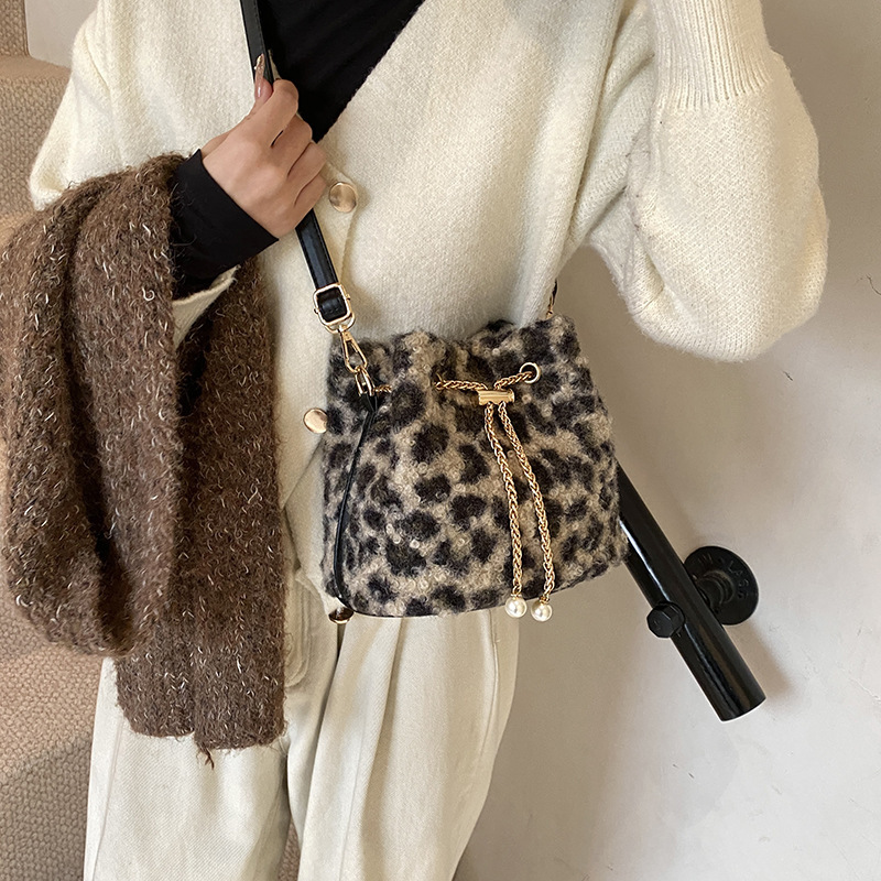 Small niche circular handbag for women 2025 new style drawstring leopard print bucket plush chain shoulder crossbody bag