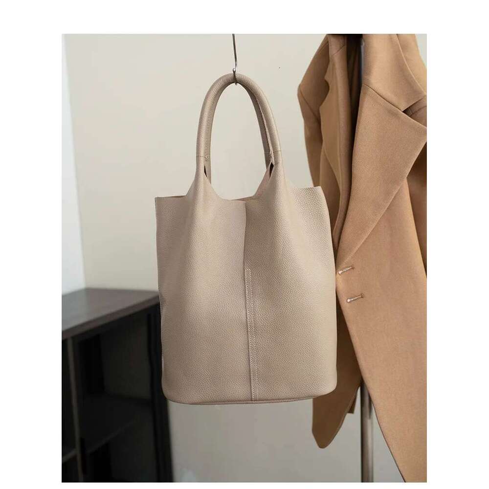 Designer Bag 2025 Genuine Leather Commuter Simple Ladies Soft Cowhide Tote Shoulder Handbag Large Capacity Women Bucket Bag 2025 New Luxury Bag