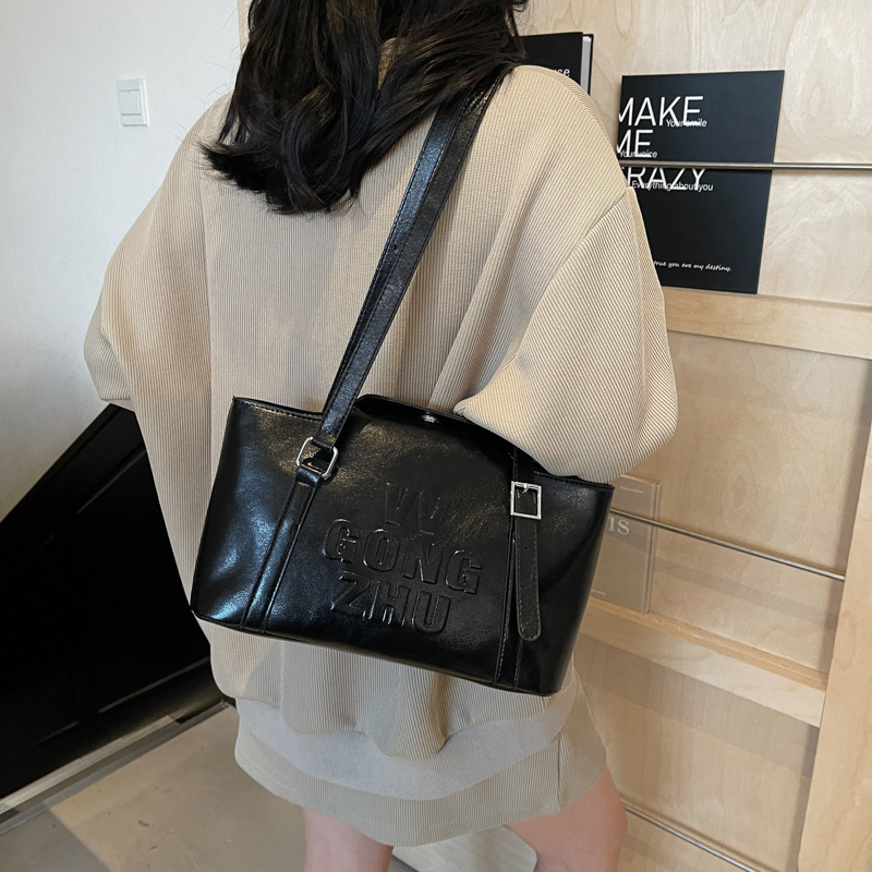2025S Designer Korean Edition Fashion Feel Women 2025 Summer New Daily Commuter Large Capacity Single Shoulder Underarm Small Square Bag Free Shipping