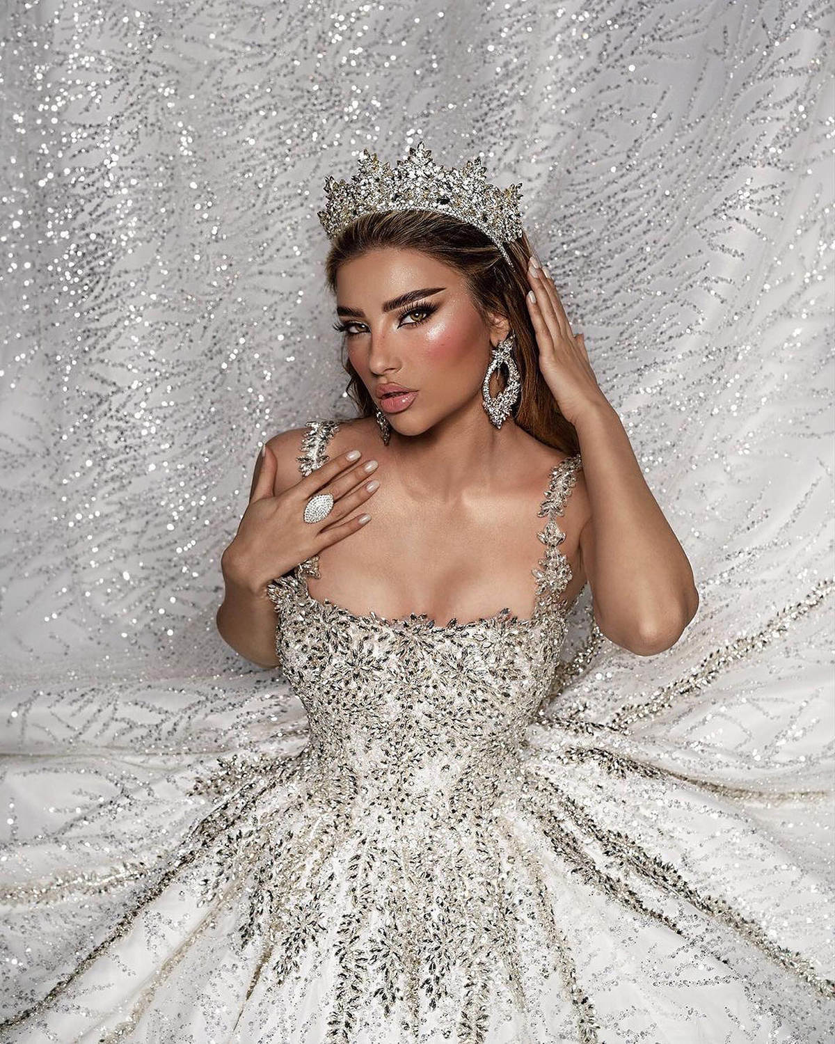 Exquisite Ball Gown Wedding Dress Square Neck Spaghetti Straps Bridal Gowns Sequins Crystal Sweep Train Dresses Custom Made vestidos de novia