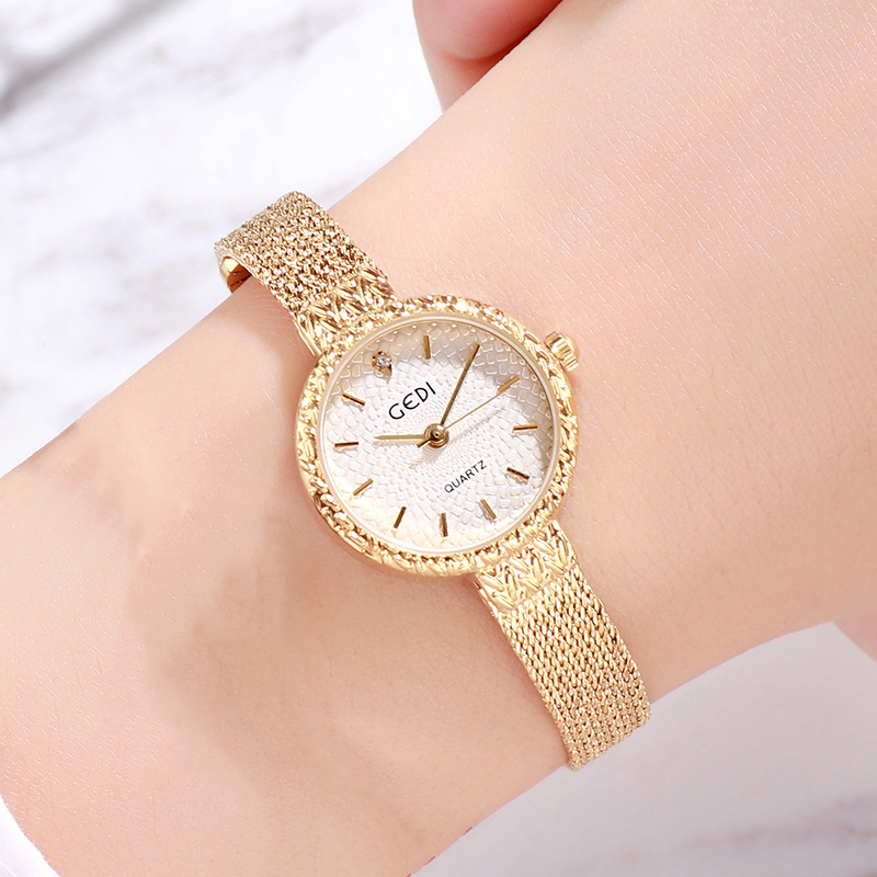 The GEDI Sen-style retro alloy strap women's watch is a dazzling and multi-colored wristwatch with a fashionable and artistic school style X24110