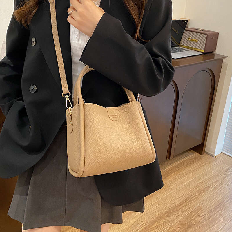 Litchi pattern hand-held bucket for women 2025 new Korean version, popular live streaming, high-end single shoulder crossbody bag