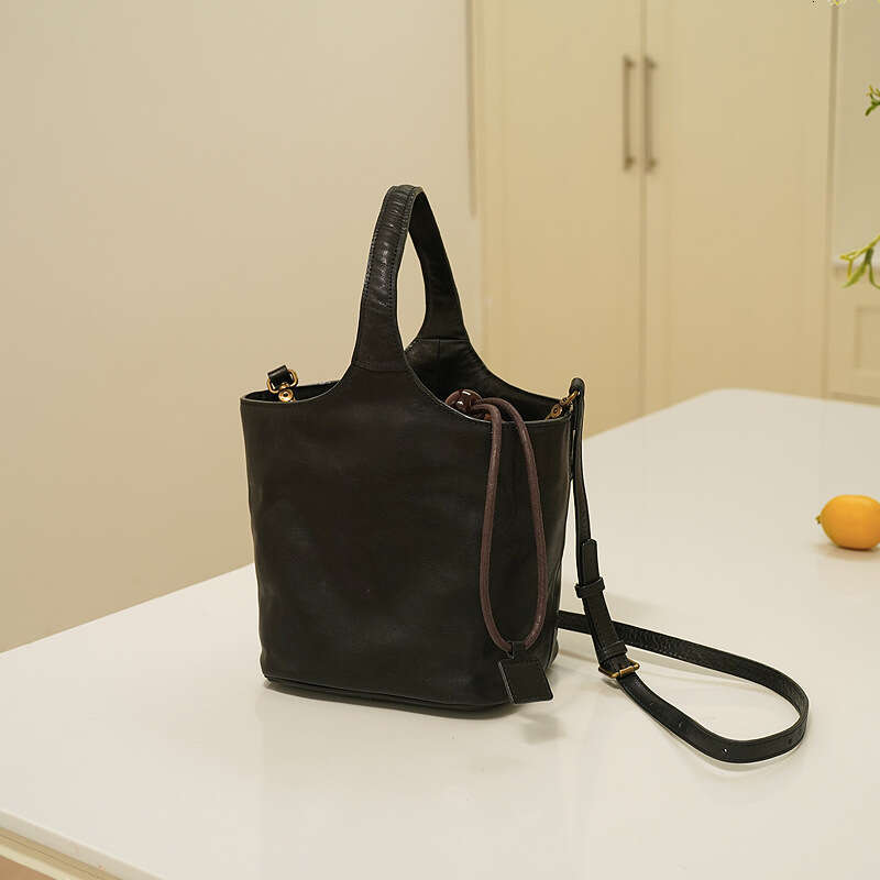 Genuine leather women's new niche handbag, commuting large capacity bucket bag, high-end sensory vegetable basket bag