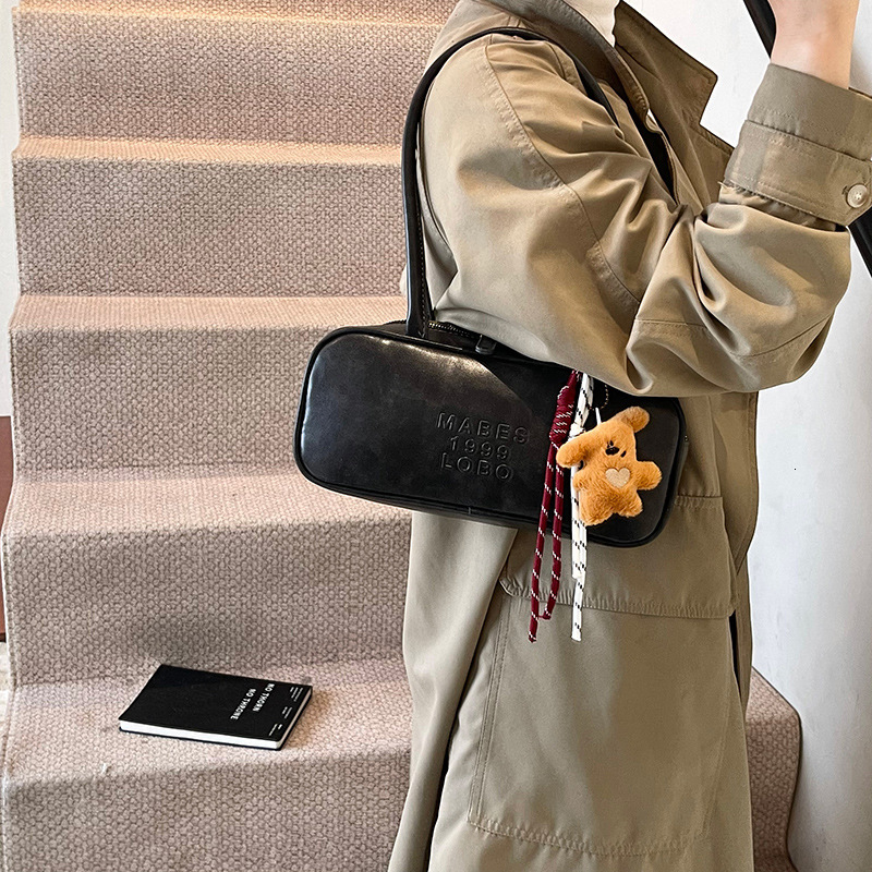 Autumn and Winter Large Capacity Women's 2025 New Super Hot Fashion Commuter Handheld Bowling Bag