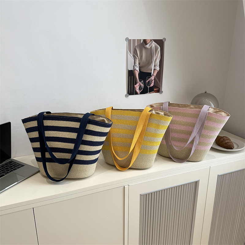 Color blocking hand-held bucket women's 2025 summer new item light luxury grass woven shoulder fashionable armpit bag