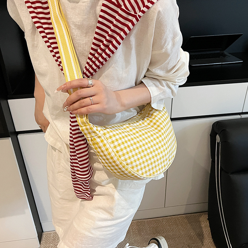 Fashion plaid contrasting color hand-held crescent women's 2025 summer new artistic shoulder versatile crossbody bag