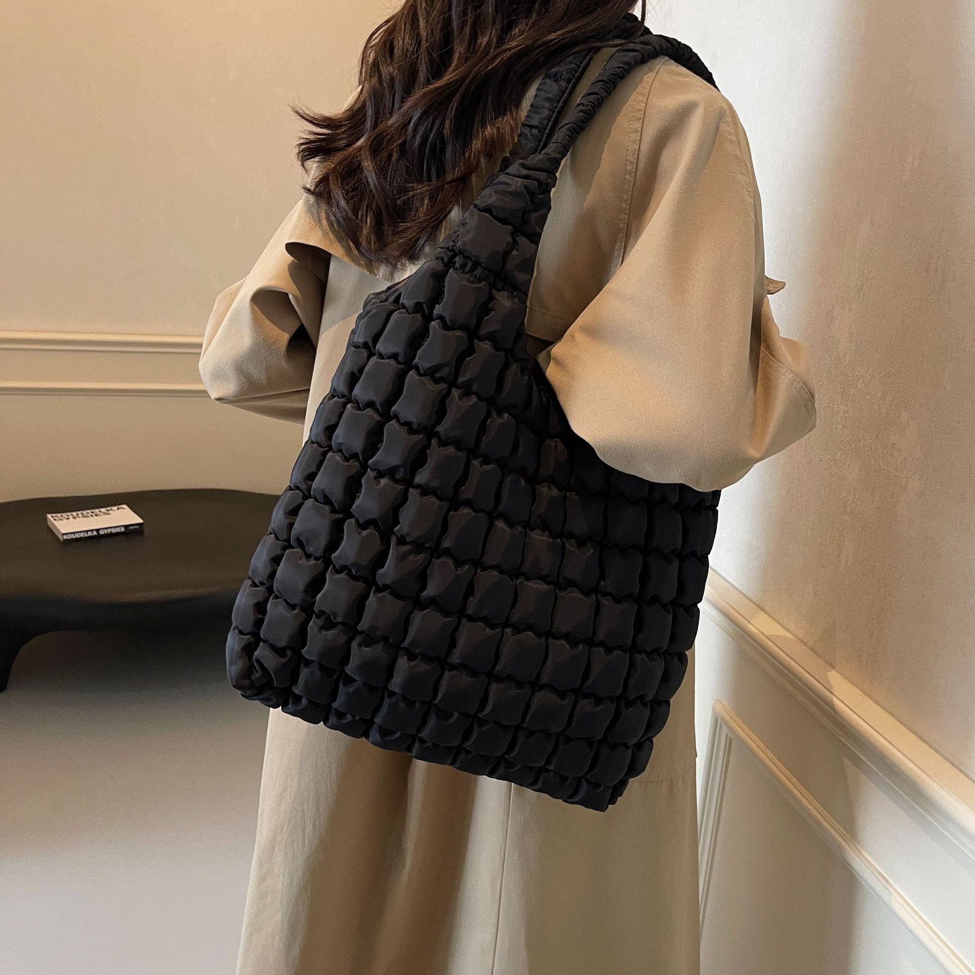 Korean version cotton jacket, underarm large capacity woven women's new 2025 simple and fashionable diamond tote bag, shoulder bag