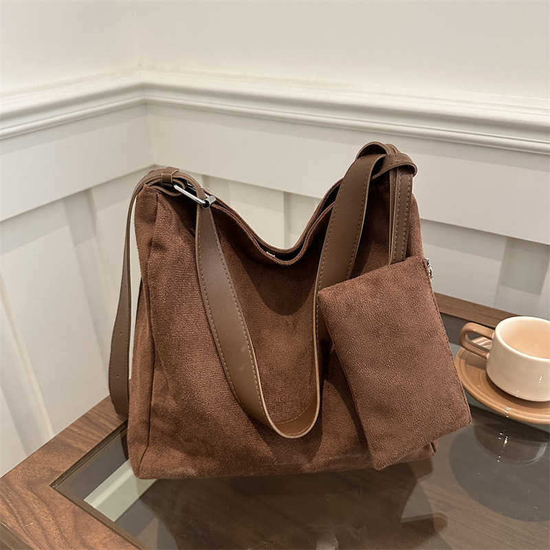 Style Free Delivery Designer Bag Korean 2025 Winter New Large Capacity Commuter Single Shoulder Bucket Simple Mother And Child Fashion Tote Bag