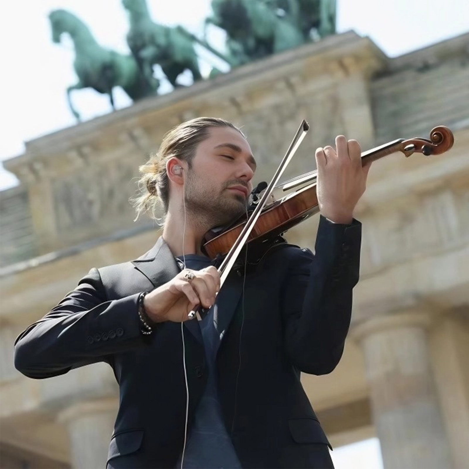 Forged from solid wood and sculpted by hand, this high-value beginner violin infuses musical dreams with professional finesse.