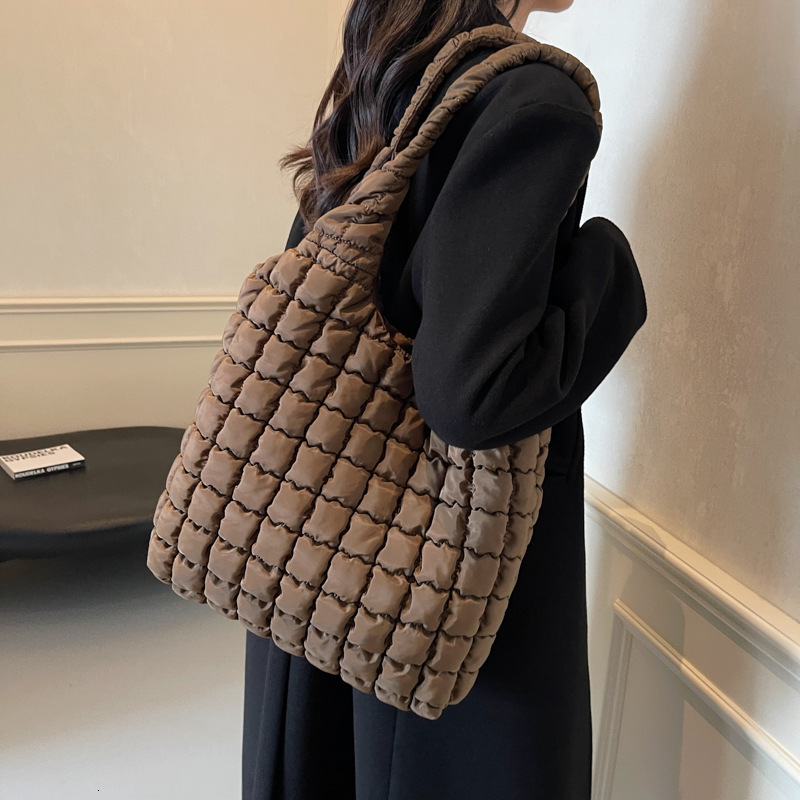 Korean version cotton jacket, underarm large capacity woven women's new 2025 simple and fashionable diamond tote bag, shoulder bag