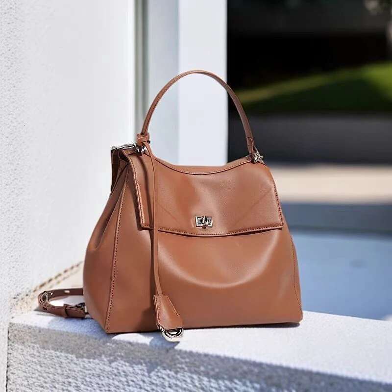 New Women's Backpack Sier Lock Cowhide Handbag Soft Fashion Niche Design Brand Tote Classic High-End Shoulder Bag