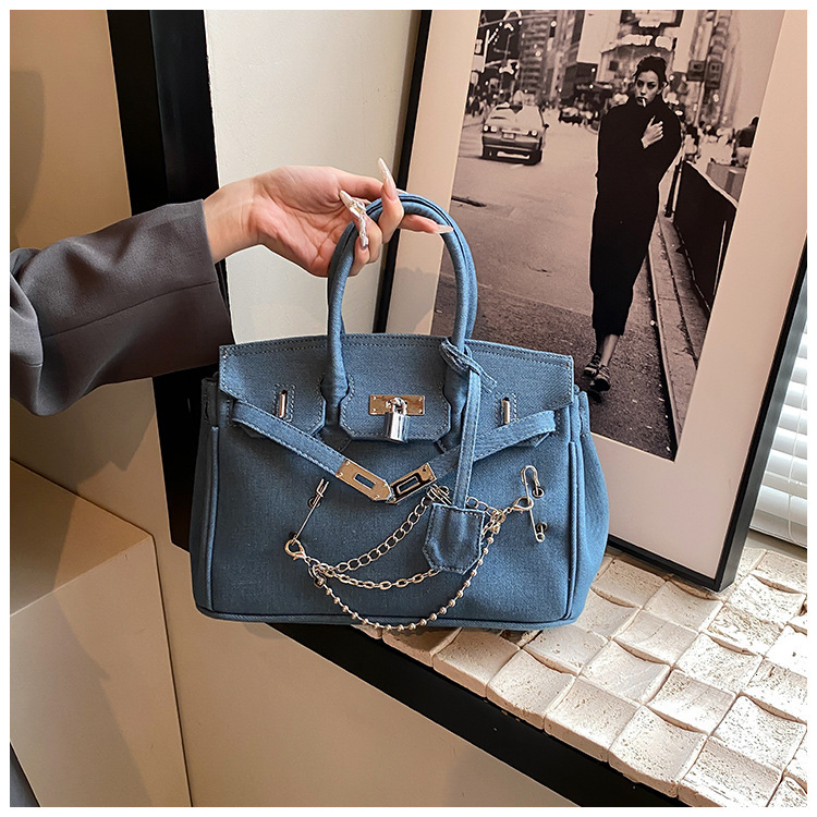 2025 Women's Personalized Denim Handbag Designer, Worn-out Needle Chain Shoulder Crossbody Bag, Flip Metal Buckle Casual Storage Bag, Commuting B