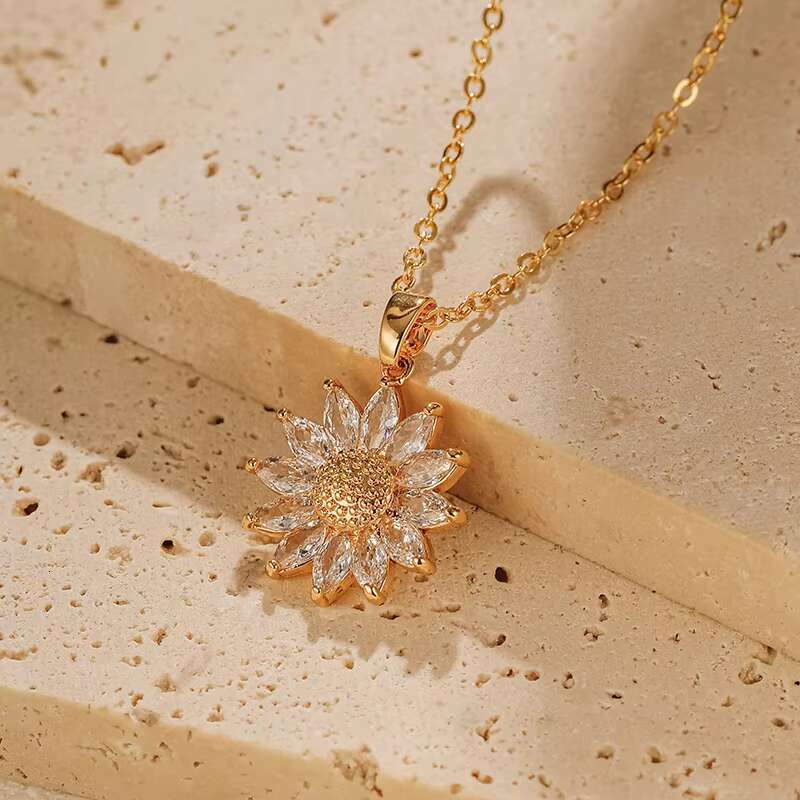 Autumn and winter new women's temperament necklace creative floral pendant design collarbone chain plating