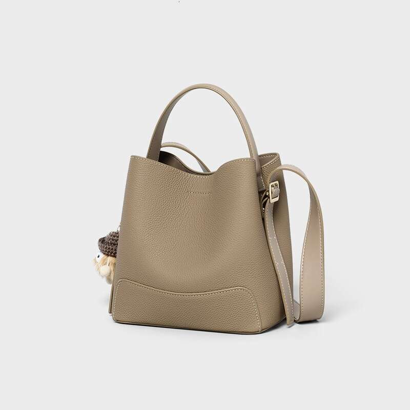 2025 new fashionable crossbody high-end versatile, portable bucket bag, internet famous and popular bag for women