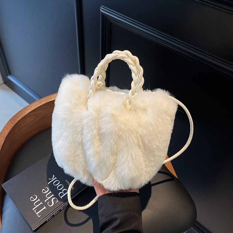 Autumn and winter super popular niche women's 2025 new versatile crossbody fashionable hand-held furry bag