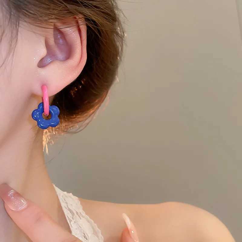 Asymmetrical Colorful Flowers Hoop Earrings for Women Sweet Dopamine Spray Ear Buckles Hollow Fresh Commuter Trendy Ear Jewelry Y250510