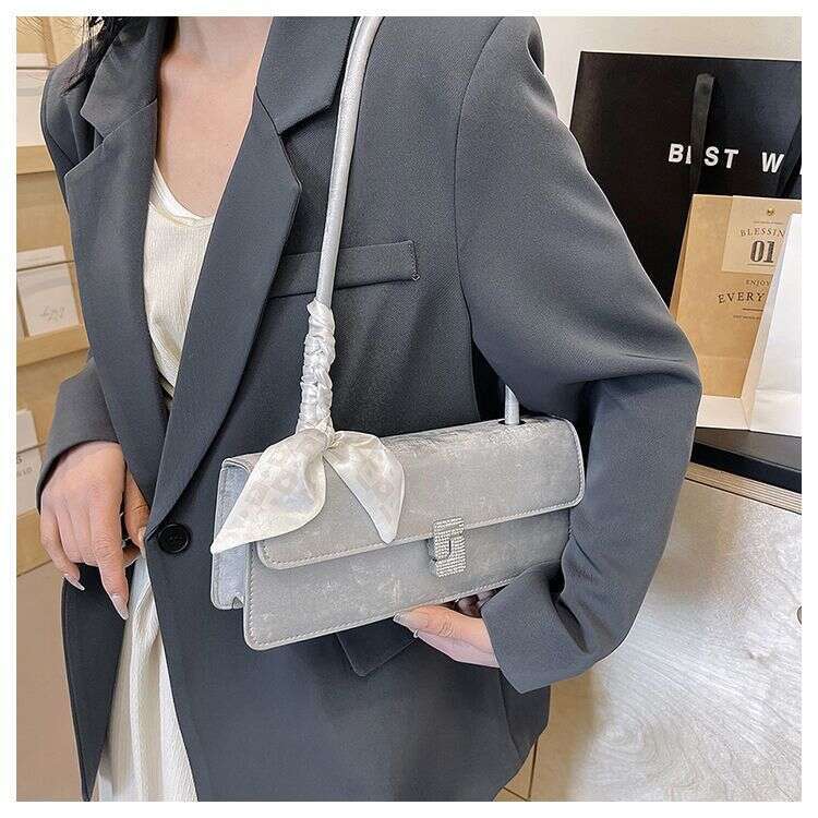 Advanced and stylish silver for women 2025 new French versatile single shoulder armpit bag fashionable hand-held stick bag