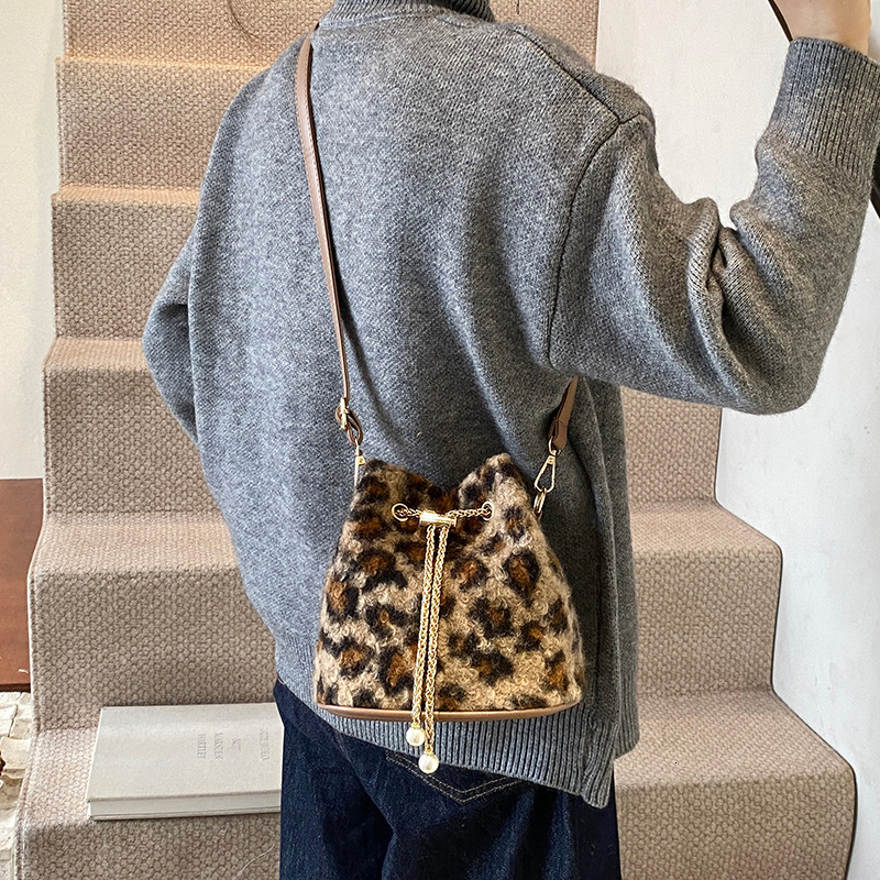 Small niche circular handbag for women 2025 new style drawstring leopard print bucket plush chain shoulder crossbody bag