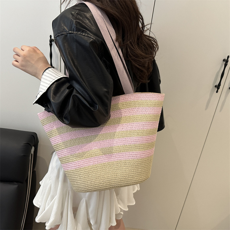 Color blocking hand-held bucket women's 2025 summer new item light luxury grass woven shoulder fashionable armpit bag