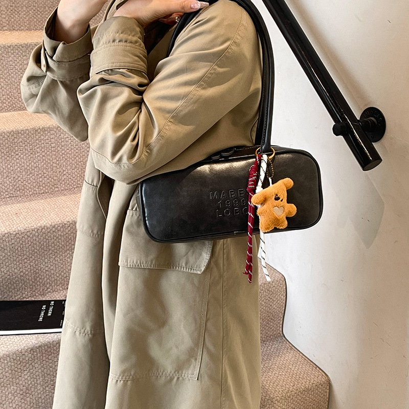 Autumn and Winter Large Capacity Women's 2025 New Super Hot Fashion Commuter Handheld Bowling Bag