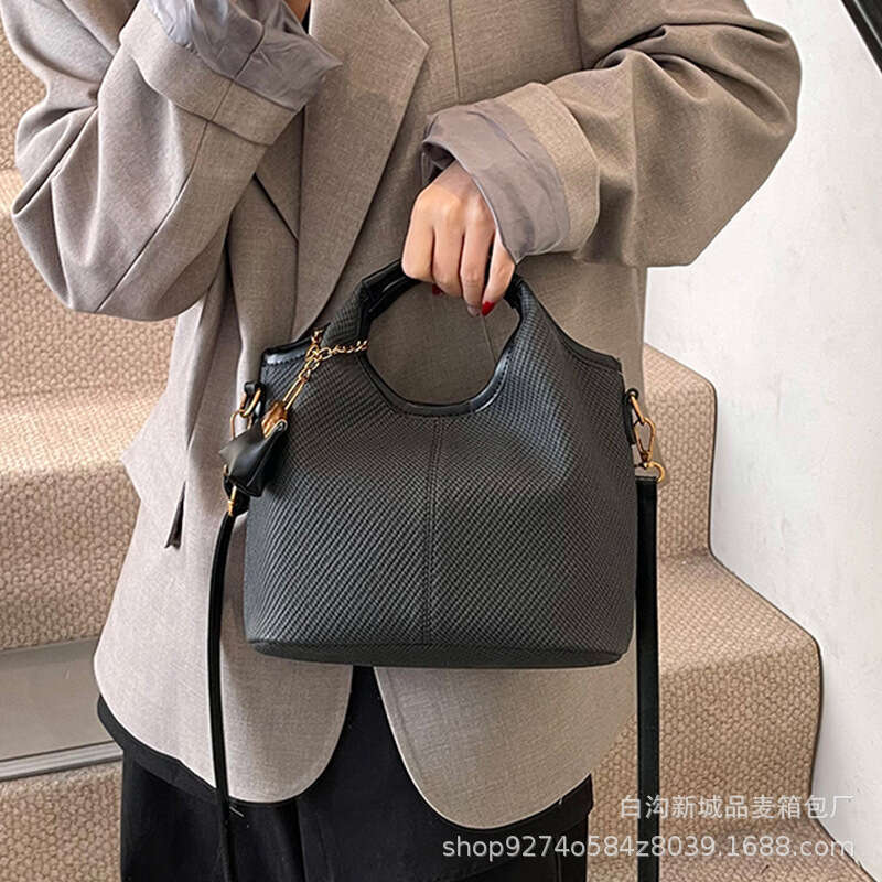 New leopard print tote fashionable and versatile handbag, one shoulder crossbody bucket, bag, high-end feeling, women's baozi mother bag