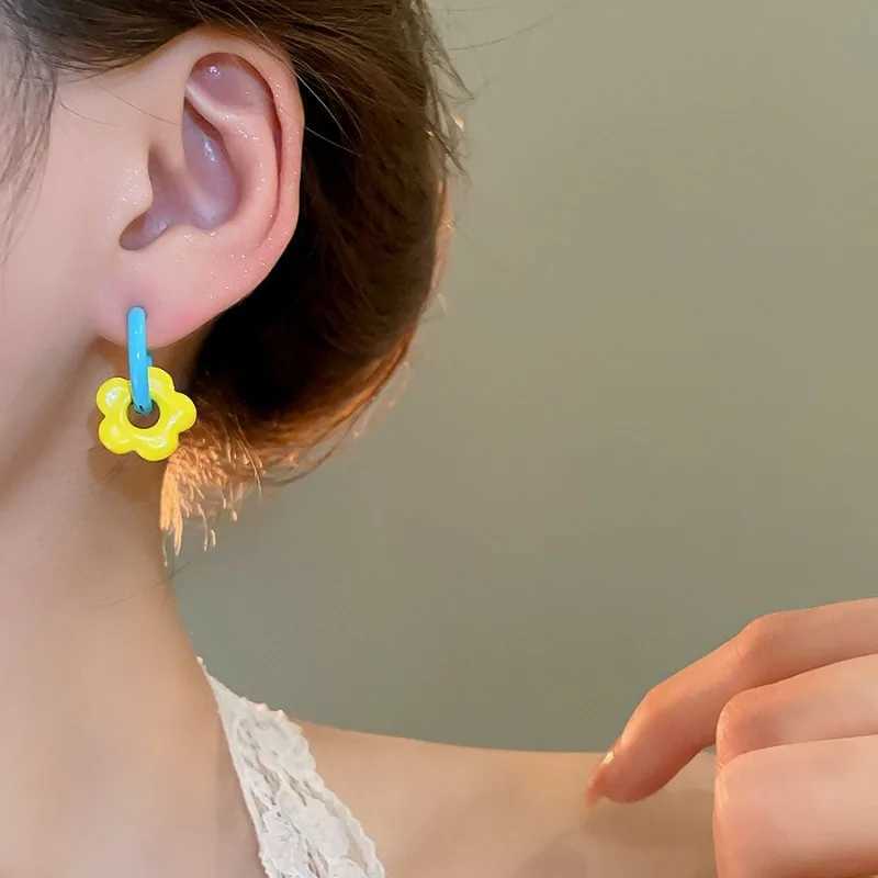 Asymmetrical Colorful Flowers Hoop Earrings for Women Sweet Dopamine Spray Ear Buckles Hollow Fresh Commuter Trendy Ear Jewelry Y250510