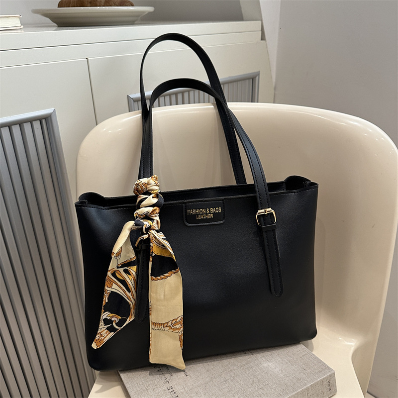 Free Delivery Designer Bag This Year's Popular Silk Scarf Hand 2025 New High End Sensory Communication One Shoulder Armpit Tote For Women Luxury 