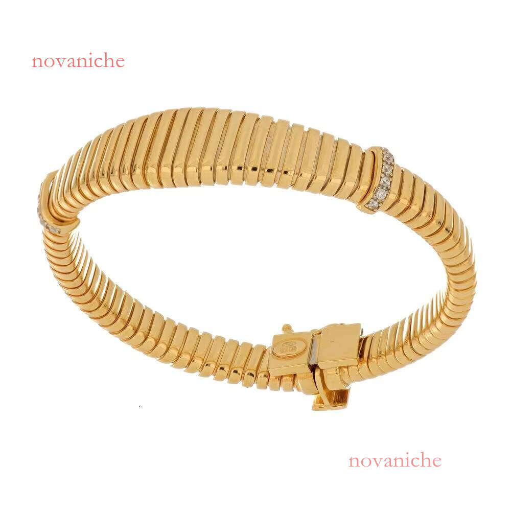 Made in Italy, this elegant gold bracelet features spine like texture and a shiny accent, making it an accessory for any ocn