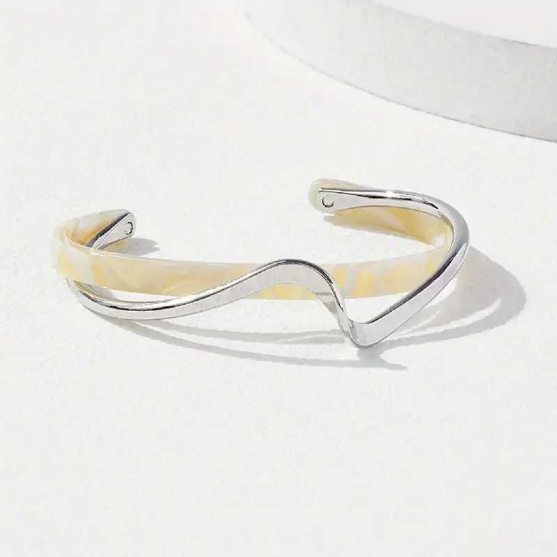 1PC Womens Fashion Light Luxury Gold Plated White Shell Twisted Cross Bracelet for Date Travel Banquet Party Holiday Dressing Gift XJ250707