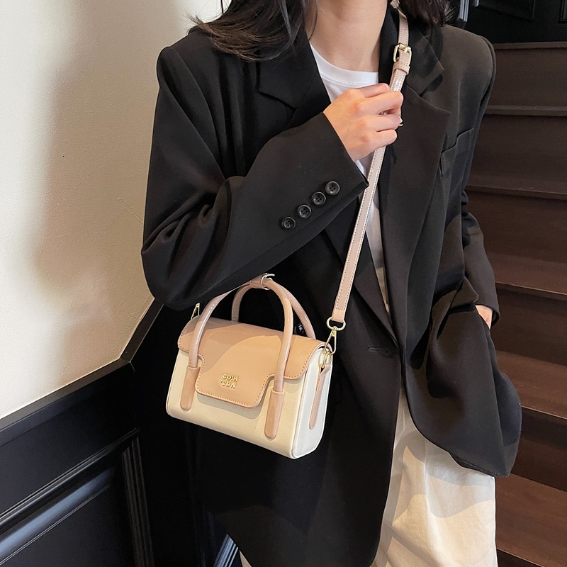 This year's popular hand-held small square women's 2025 summer new simple shoulder commuting crossbody bag