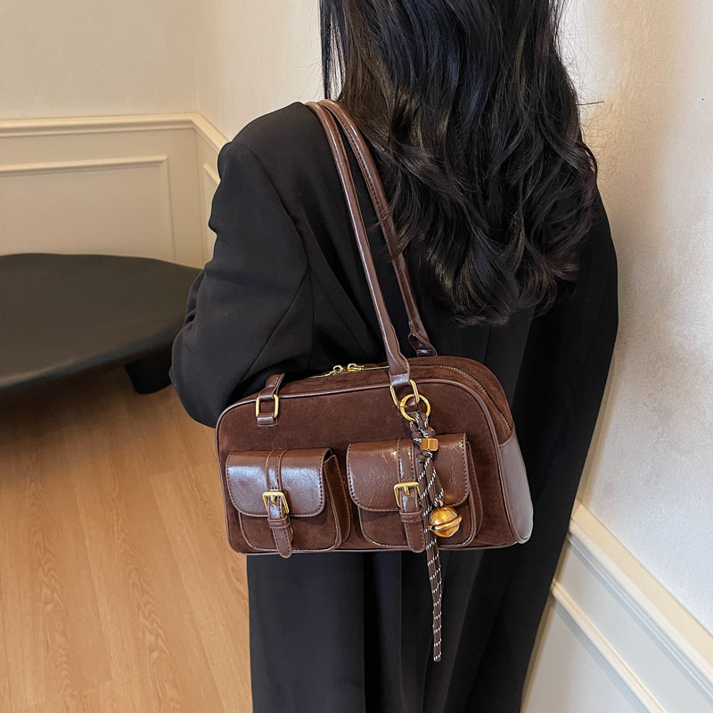 Small niche design, simple one shoulder hand-held commuting bag, women's 2025 autumn and winter new high-end bowling bag