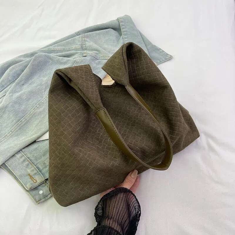 Large-capacity soft-faced woven female serpentine lazy style shoulder small tot bag