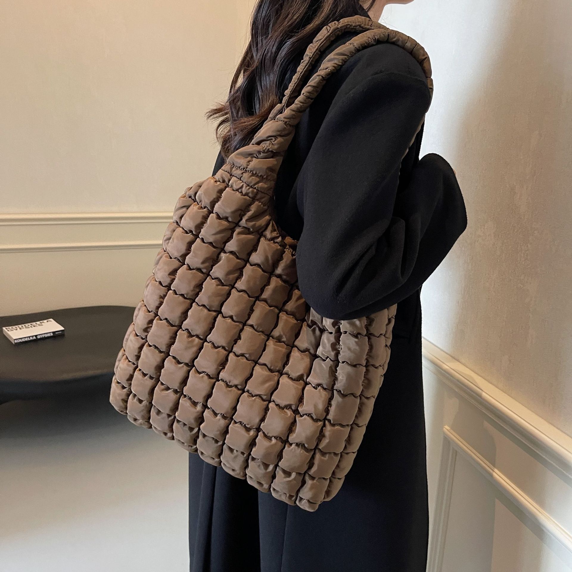Korean version cotton jacket, underarm large capacity woven women's new 2025 simple and fashionable diamond tote bag, shoulder bag