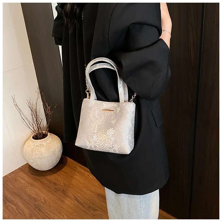 2025New European and American Fashion Market Tote - Artisan-Crafted Giant Capacity Bag With Adjustable Crossbody, Retro Boho Styling