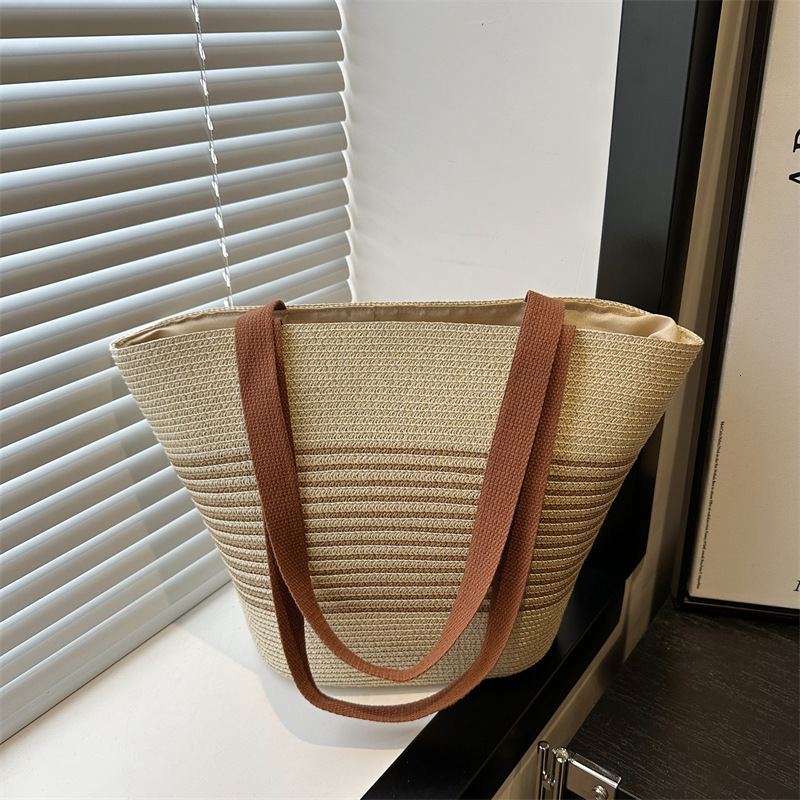 Fashion contrasting straw woven hand-held bucket women's 2025 summer new versatile shoulder casual armpit bag