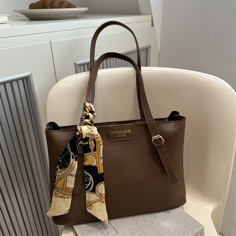Free Delivery Designer Bag This Year's Popular Silk Scarf Hand 2025 New High End Sensory Communication One Shoulder Armpit Tote For Women Luxury 