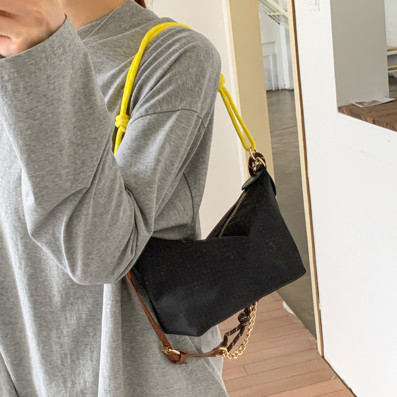 Extremely simple style hand-held gold ingot women's 2025 summer new fashion shoulder internet famous trend crossbody bag