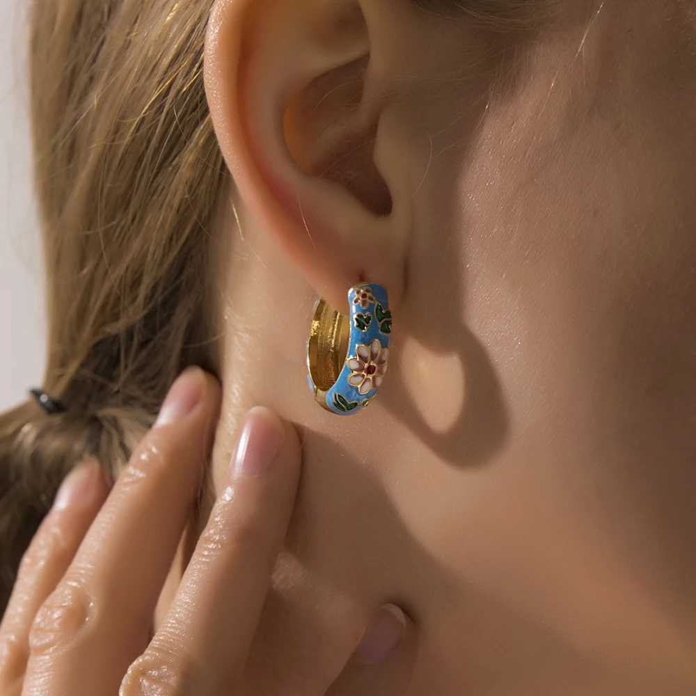 New Fashion Enamel Flower Huggie Hoop Earrings for Women Vintage Boho Circle Small Earrings Statement Jewelry 2022 Brincos Gifts Y250510