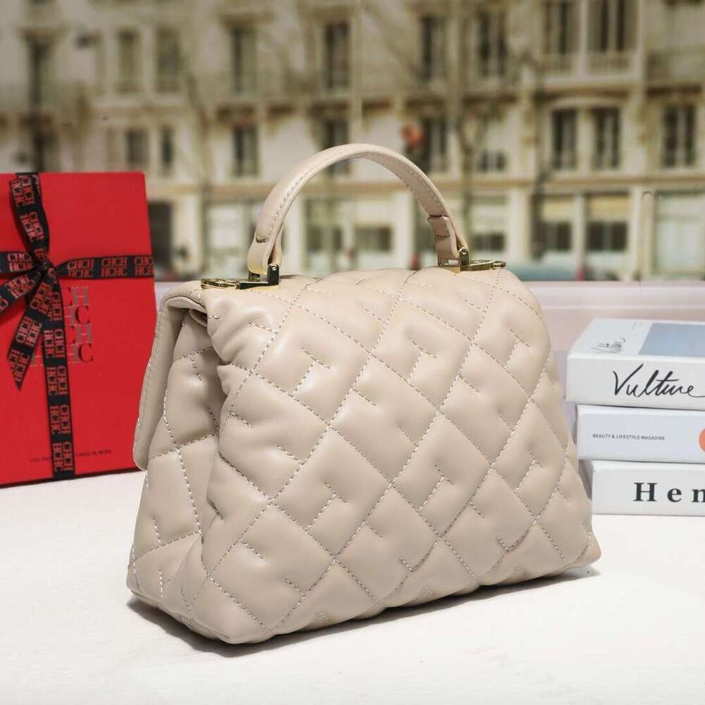 CHHC premium shoulder with real texture, fashionable and trendy handbag, versatile crossbody bag for daily commuting
