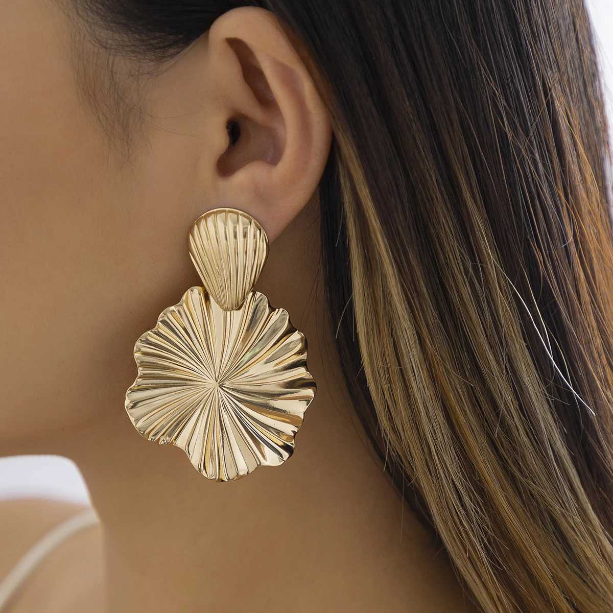 Trendy Geometric Lotus Leaf Shape Pendant Drop Earrings for Women Gold Color Hanging Earrings Ladies Jewelry Wedding Party Gift Y250510