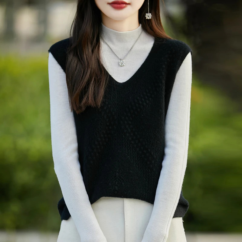 2024 Autumn And Winter Vneck Vest Womens Hollow Sexy Loose Knit Sweater Fashionable Versatile Tshirt NJR459 250506