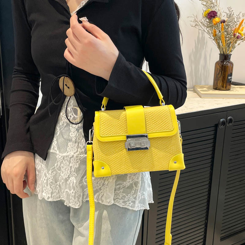This year's popular fashion handbag women's 2025 summer new snake pattern shoulder light luxury crossbody bag